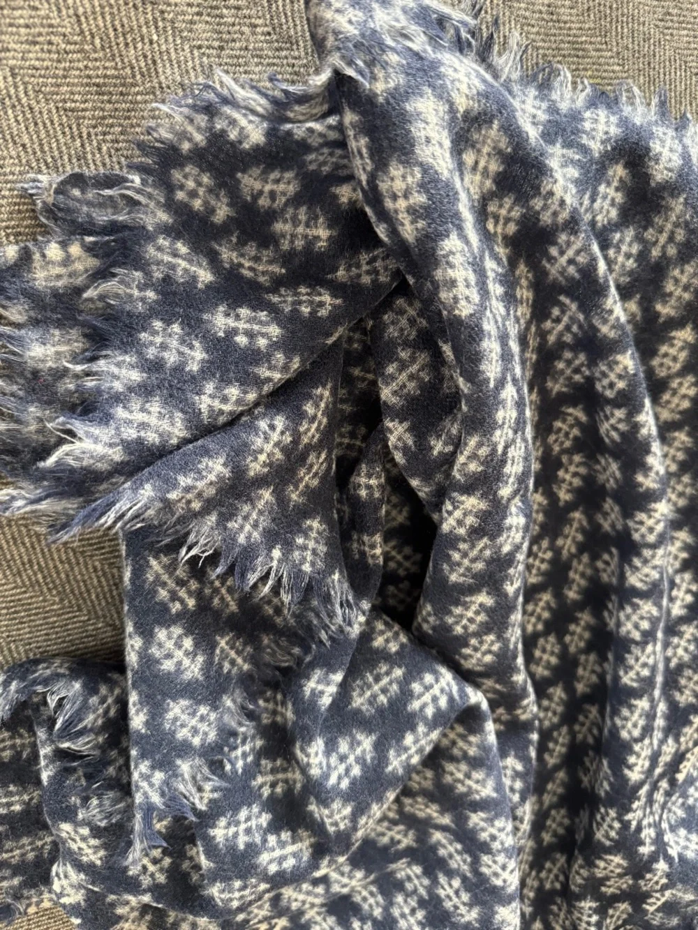 NWOT, NAVY/WHITE WOOL, BLOCKPRINT SCARF WITH FRINGED EDGES ON TWO SIDES
